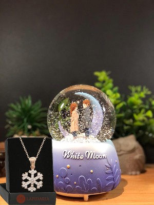 Lapidaria Hilal Ay Yanında Buluşan Romantikler Püskürtmeli Büyük Boy Kar Küresi ve Lotus Kolye