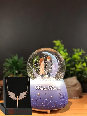Lapidaria Hilal Ay Yanında Buluşan Romantikler Püskürtmeli Büyük Boy Kar Küresi ve Lotus Kolye