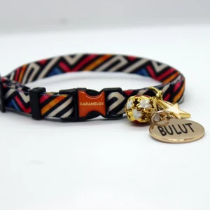 Caramelos Isimli Kedi Boyun Tasması 1 cm Ayarlanabilir Yumuşak Dokulu Özel Kumaş Desenli Zil