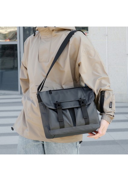 2023 Yeni Erkek Crossbody Çantası Büyük Kapasiteli Iş Gidiş Basit Postacı Çantası Retro Işi Rüzgar Omuz Çantası (Yurt Dışından) fırsatları