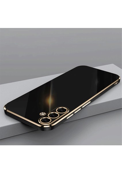 Samsung Galaxy M34 Kılıf Kamera Korumalı Parlak Gold Kenarlı Altın Şeritli Yumuşak Silikon Kapak