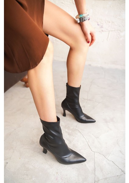 Kadın Lopez Streç Malzeme Sivri Burun Topuklu Bot Siyah-Deri
