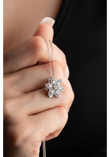 925 Ayar Gümüş Baget Taşlı Dönen 6 Yapraklı Çiçek Kolye