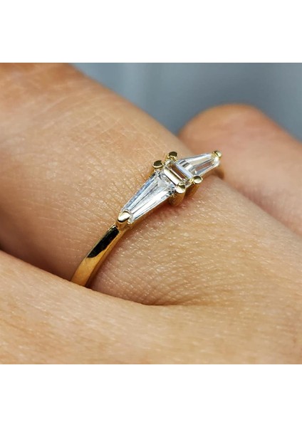 Gümüş Yüzük - Trapez Kesim Swarovski (Zirkon) Taşlı Enerji Tasarım Modern 925 Ayar Gümüş Yüzük modelleri