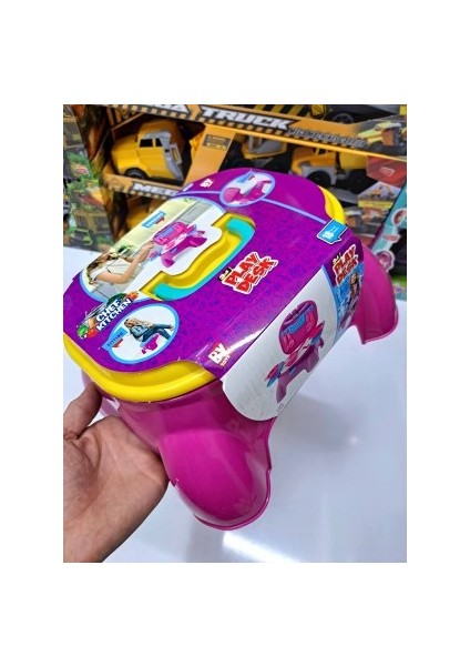 Tabure Yemek Seti 18 Parça Tutma Saplı Kilit Üst Kapak Oturak Oyuncak Içi Mutfak Gereçli 32X25X17CM