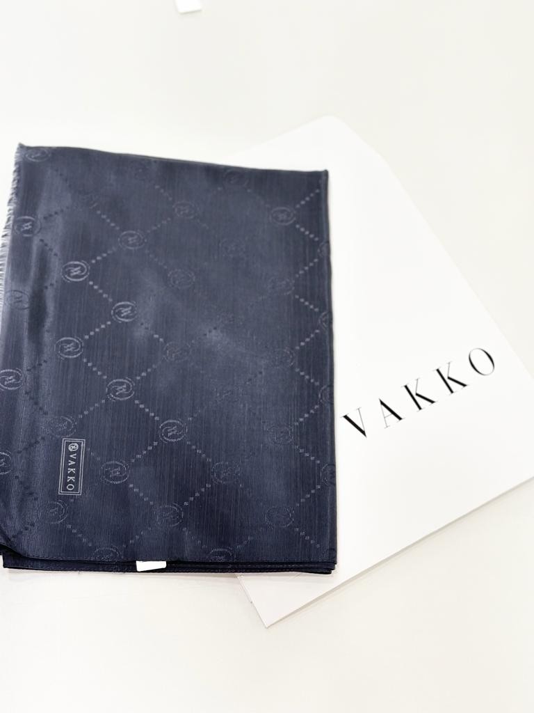 Vakko Twill Eşarp Lacivert - Ekru Desenli Yumuşak Kumaş Kadın Aksesuarı 90 x 90 cm görsel 4