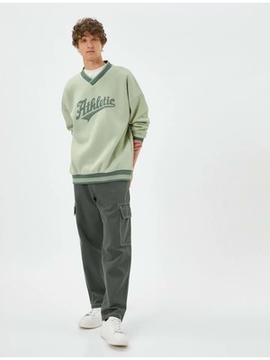 Koton Kolej Oversize Sweatshirt V Yaka Aplike Işleme Detaylı - Koton - 4WAM70026MK - Yeşil - M