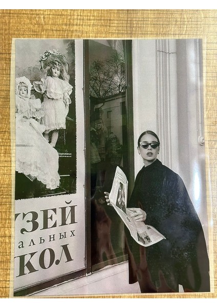 26X20 cm Dikiş Ile Uygulanan Şefaf Kadın Görselli Siyah Beyaz Arma