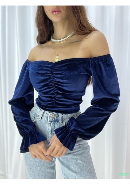 Kayık Yaka Omzu Açık Büzgülü Crop Kadıfe Kumaş Bluz