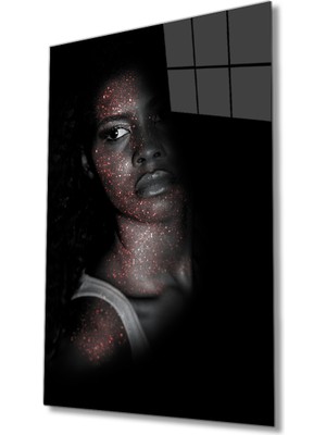 MiraLive Karanlık Arka Planda Kırmızı Nokta Işıklı Kadın Cam Tablo