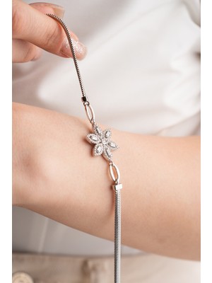 Nereze 925 Ayar Gümüş Rodyumlu Balık Sırtı Model Zincirli 6 Yapraklı Çiçek Bileklik