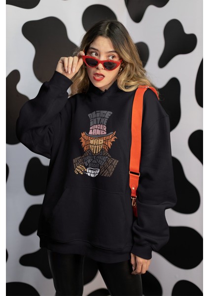 Fuddy Moda Alice Harikalar Diyarı Mad Hatter Kaligrafik Baskılı Kapüşonlu Sweatshirt