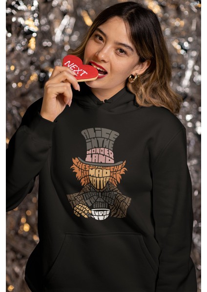 Fuddy Moda Alice Harikalar Diyarı Mad Hatter Kaligrafik Baskılı Kapüşonlu Sweatshirt