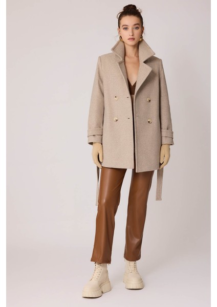 Önü Düğmeli Kuşaklı Kısa Kaşe Kaban modelleri