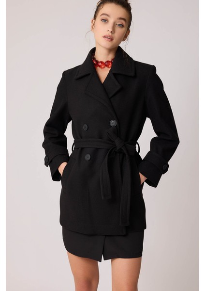 Önü Düğmeli Kuşaklı Kısa Kaşe Kaban modelleri