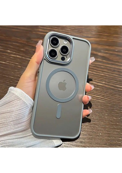 iPhone 15 Pro Max Kılıf Magsafe Özellikli Metal Kamera ve Tuş Tasarımlı Arkası Sararmaz Sert Şeffaf