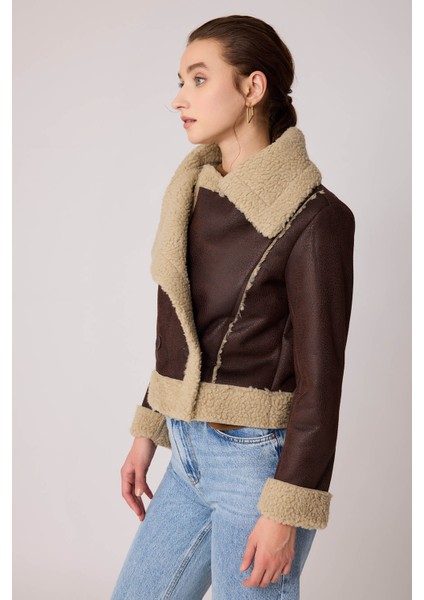 Önü Düğmeli Kürklü Crop Biker Ceket fırsatları