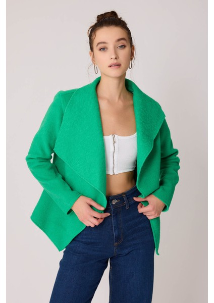 Aksesuar Bağlamalı Asimetrik Kesim Ceket modelleri