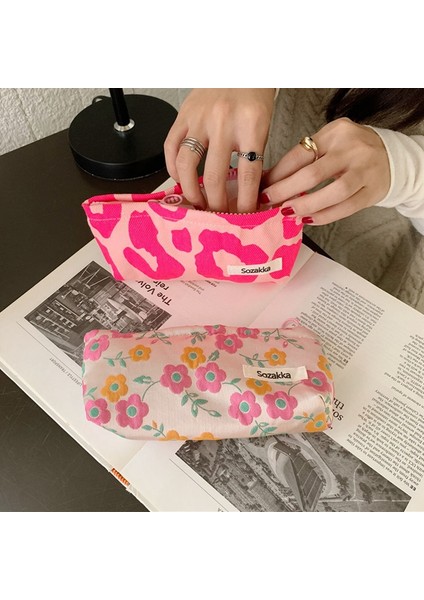 OSS25624RD Kore Moda Dama Tahtası Çiçekler Örme Kalem Kutuları Büyük Kapasiteli Kafes Makyaj Çantası Kozmetik Organizatör Kılıfı Kırtasiye (Yurt Dışından) fiyatları