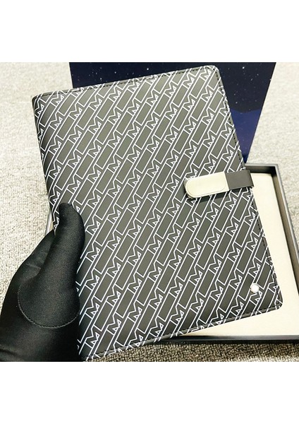 Stil 2 23CM x 18CM Lan Harf M Damalı Tasarım Lüks MB Dizüstü Bilgisayar A5 Deri Kapak Kaliteli Kağıt Bölümleri Benzersiz Gevşek Yapraklı Yazı Kırtasiye (Yurt Dışından) modelleri