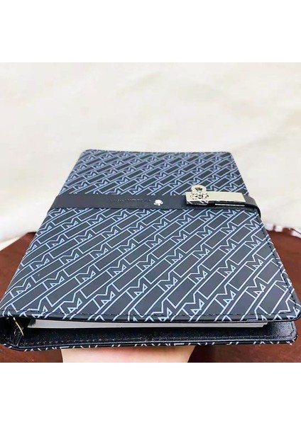 Stil 2 23CM x 18CM Lan Harf M Damalı Tasarım Lüks MB Dizüstü Bilgisayar A5 Deri Kapak Kaliteli Kağıt Bölümleri Benzersiz Gevşek Yapraklı Yazı Kırtasiye (Yurt Dışından) indirimleri