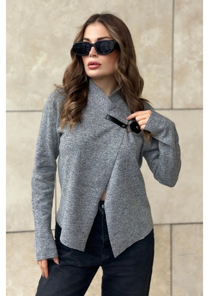 Kadın Gri Broş Yaka Uzun Kol Lazer Kesim Dokulu Kumaş Düğmesiz Ceket