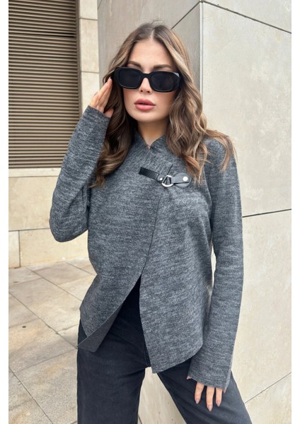 Kadın Antrasit Broş Yaka Uzun Kol Lazer Kesim Dokulu Kumaş Düğmesiz Ceket