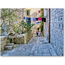 Caka Tablo Ahşap Tablo Taş Sokak Binalar ve Eski Çeşme ile Turistler