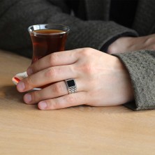 Gül Endam Simetrik Desenli Siyah Oniks Taşlı 925 Ayar Gümüş Erkek Yüzük