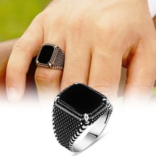 Gül Endam Nokta Işlemeli Siyah Köşeli Oniks Taşlı 925 Ayar Gümüş Erkek Yüzük