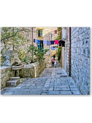 Caka Tablo Ahşap Tablo Taş Sokak Binalar ve Eski Çeşme ile Turistler