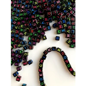 Hedef Bijuteri Küp Siyah Zemin Üzerine Renkli Harf Boncuk 6 mm