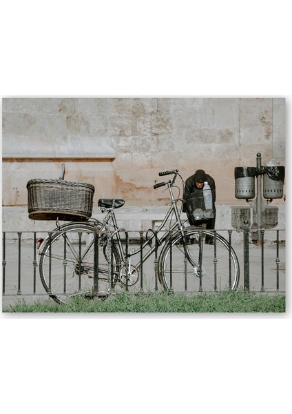 Ahşap Tablo Gri Bisiklet ve Yaşlı Adam