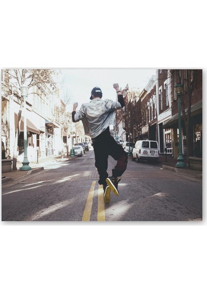 Ahşap Tablo Boş Caddede HipHop Genç