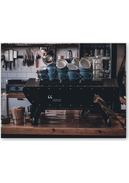 Ahşap Tablo Cafe Espresso Makinesi ve Fincanlar