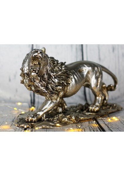 Kükreyen Aslan