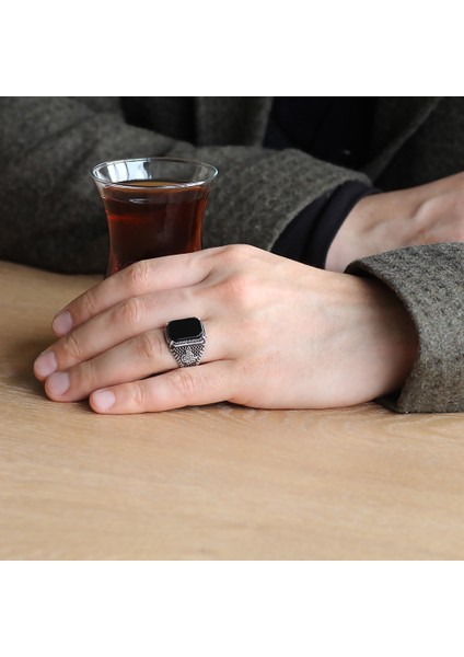 Nokta Işlemeli Tuğra Motifli Siyah Oniks Taşlı 925 Ayar Gümüş Erkek Yüzük modelleri