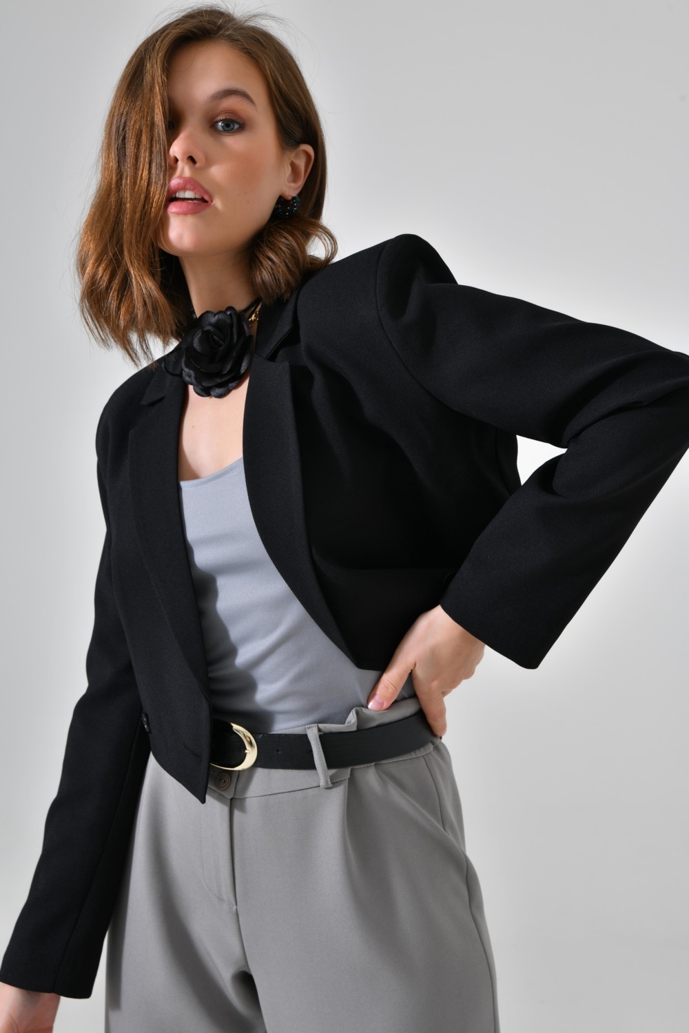 Saade Siyah Kruvaze Crop Blazer Ceket Kadın %100 Pamuk Dokuma Kumaş Hafif ve Rahat görsel 3