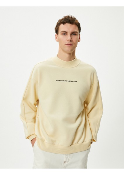Dik Yaka Sweat Slogan Işlemeli Uzun Kollu modelleri