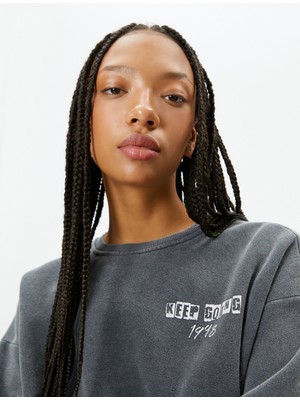 Koton Arkası Baskılı Sweatshirt Bisiklet Yaka Şardonlu lu