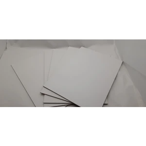 21X30 Ebatlarında Kesilmiş 5 Adet Kontraplak Sunta Plaka (Ön Yüzü Beyaz Kaplamalı, Arka Yüzü Doğal)