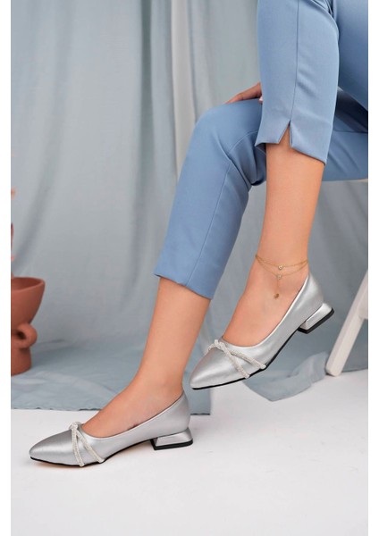 Alçak Topuk Sivri Kalıp Gümüş Kadın Ayakkabı