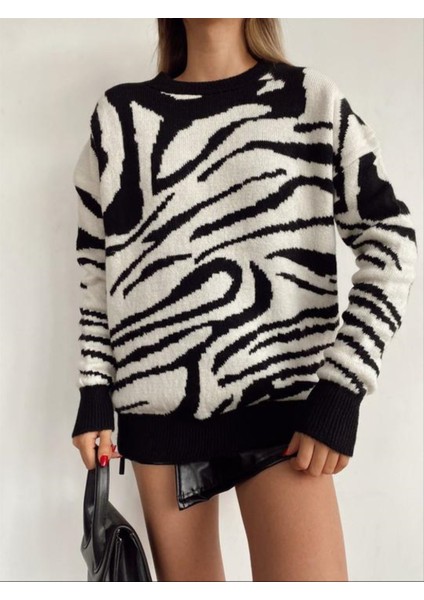 Siyah-Ekru Zebra Desen Jakarlı Kazak