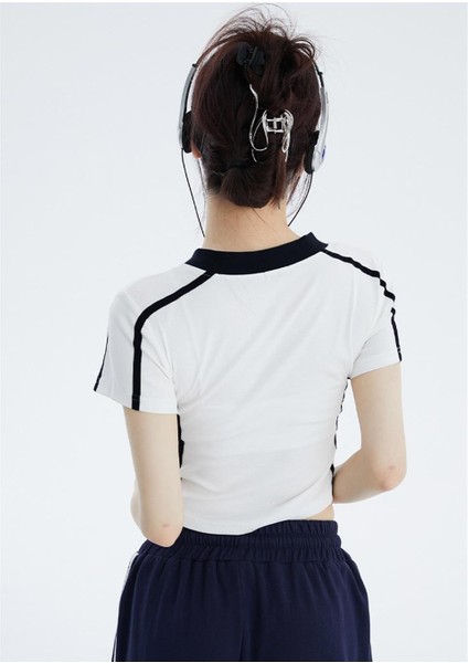 Y2K Zerocircle Baskılı V Yaka Şeritli Beyaz Crop modelleri