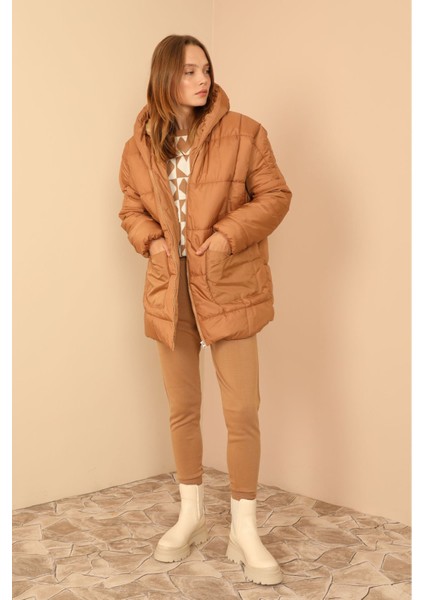 Astarlı Kapitone Kumaşlı ve Kapüşonlu Uzun Kollu Oversize/bol Kadın Mont Taba