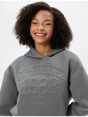 Koton Cumhuriyet Sweatshirt Crop Kapüşonlu Kabartma Baskılı Rahat Kalıp 100. Yıl Özel