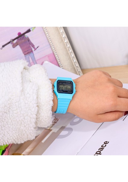 Siyah PCV/F91W Çelik Kayış Izle LED Dijital Saat Kare Kadın Saatler Vintage Spor Askeri Saatler Elektronik Bilek Bandı Saat (Yurt Dışından)