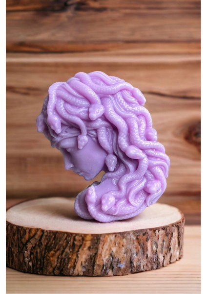 Mitolojik Medusa Vanilya Kokulu Lila Büyük Mum / 15CM / 370GR fiyatları