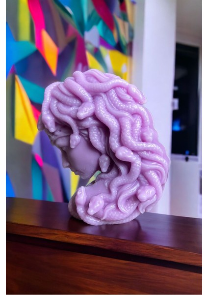 Mitolojik Medusa Vanilya Kokulu Lila Büyük Mum / 15CM / 370GR fırsatları