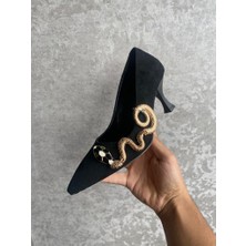 Akın Özmen Kadın Siyah Süet Aksesuarlı Orta Topuklu (7cm) Stiletto